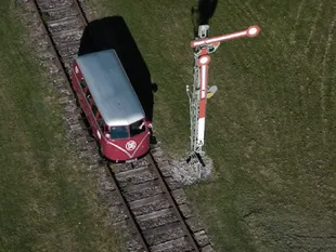 Der Ur-Bulli ohne Lenkrad fürs Gleis.